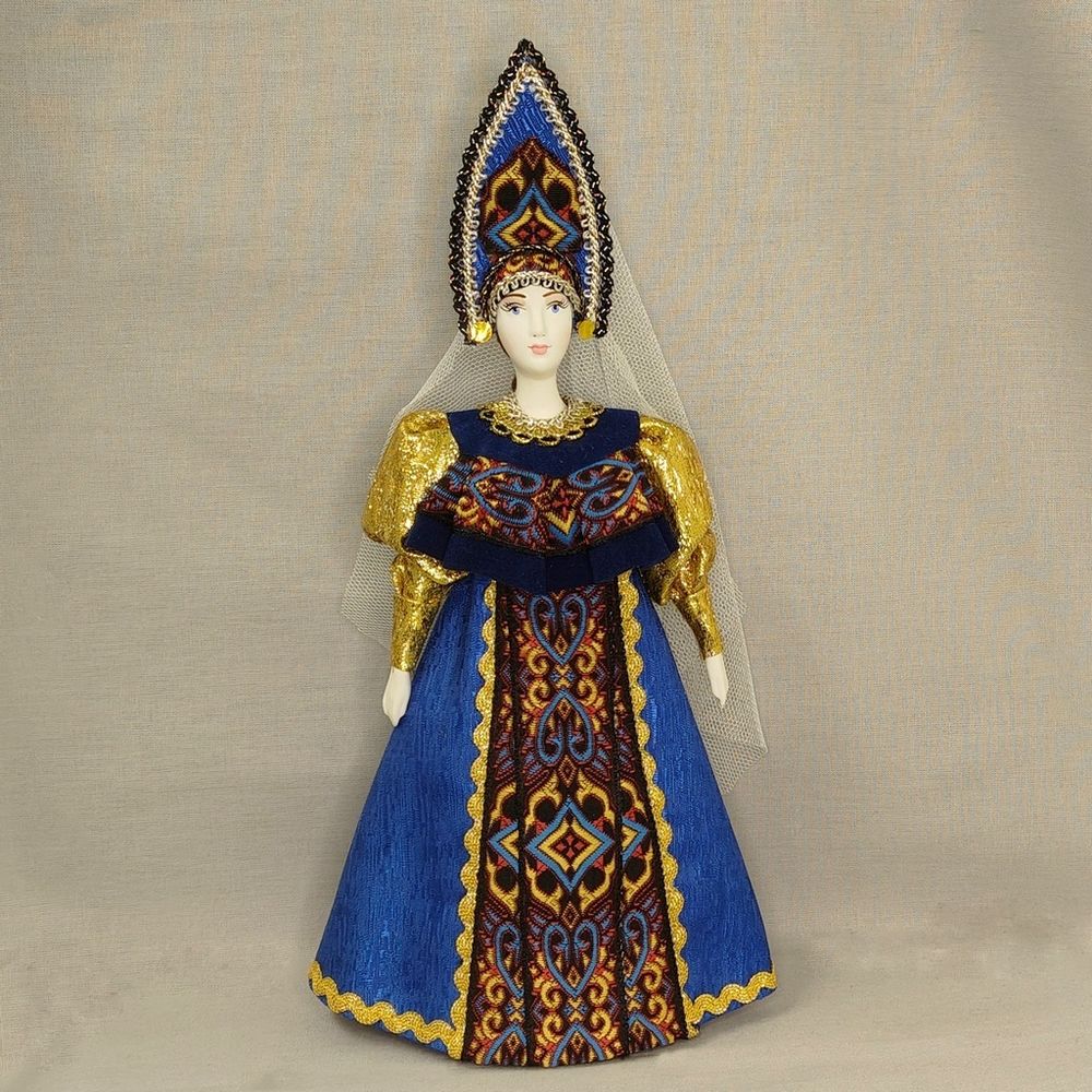 Сувенирная кукла в высоком кокошнике с фатой