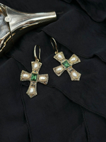 Серьги кресты с зеленым кристаллом и жемчугом, оттенок золото