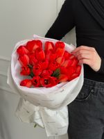 Букет из 31 ярко-красного тюльпанов