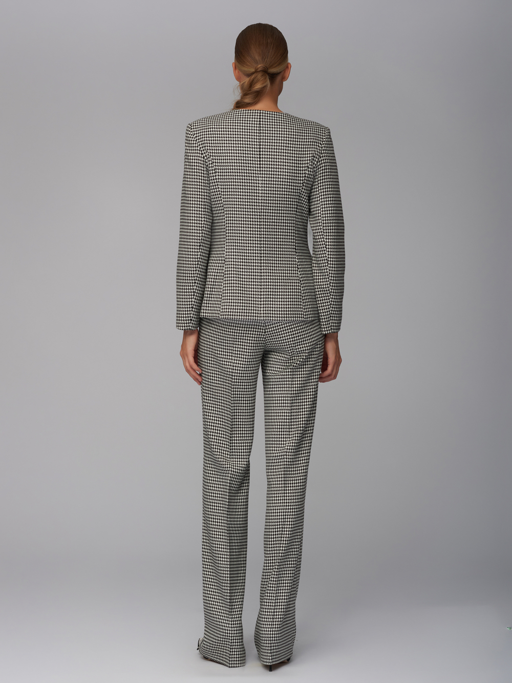 Женский серый костюм без ворота в клетку «гусиная лапка»