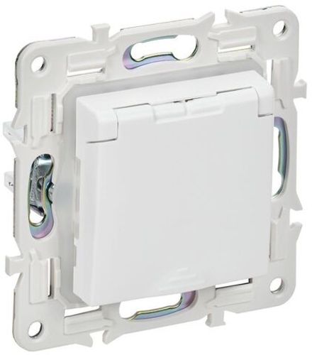 Розетка 1-м SKANDY 16А IP44 с заземл. защ. шторки с крышкой SK-R11W арктич. бел. IEK SK-R16-16-44-K01