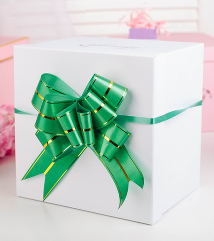 Бант-бабочка с тиснением в золотую полоску, цвет зеленый, ширина ленты 4,5 см.