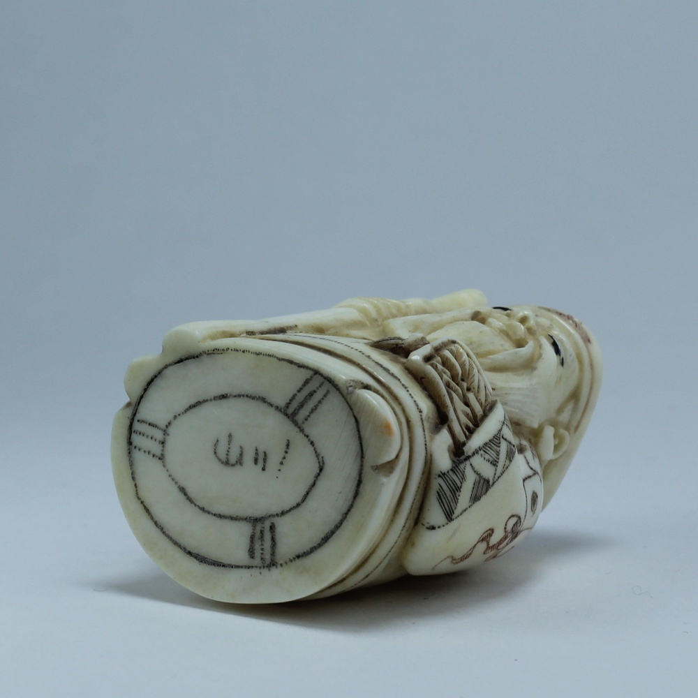 Нэцкэ Дзюродзин с посохом