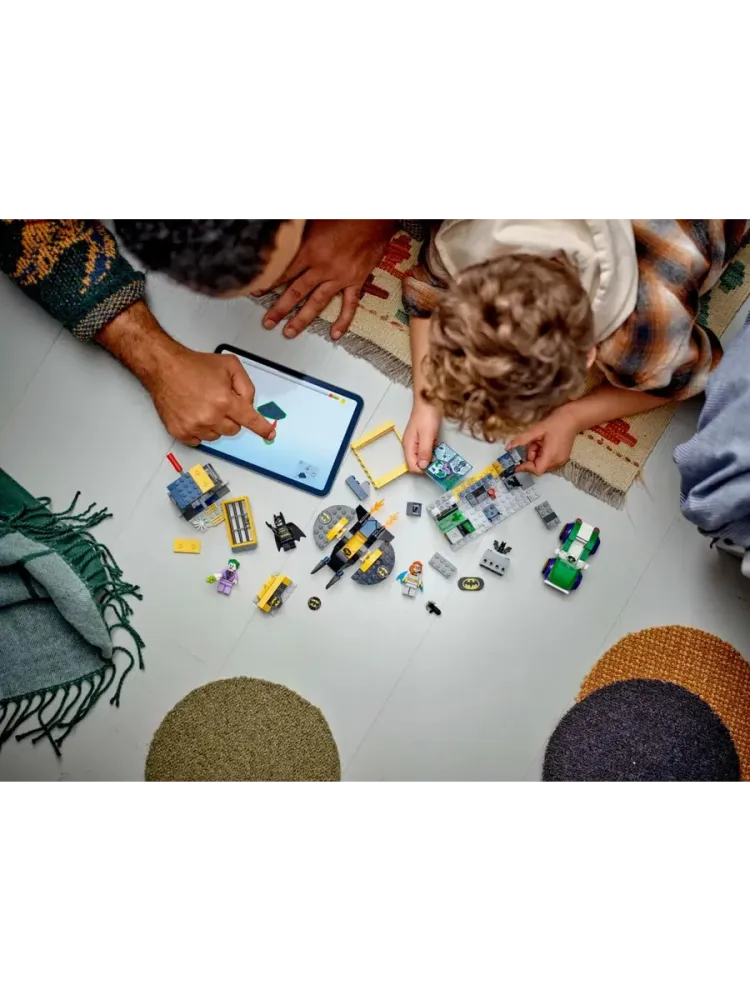 Конструктор Batman 76272 Бэтпещера с Бэтменом