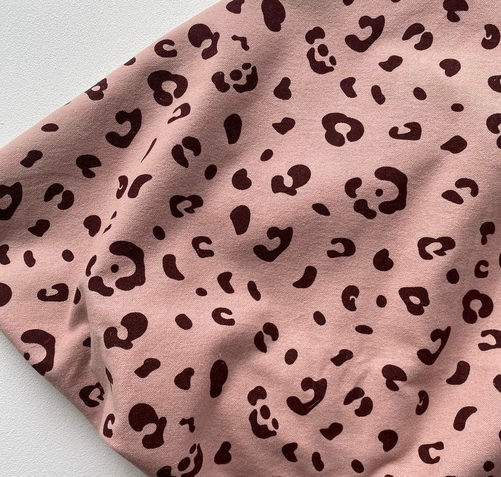 Фланель Лео на розовом фоне