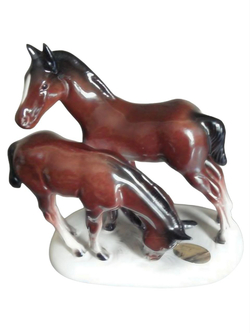 Фарфоровая статуэтка "Жеребята" Hertwig & Co
