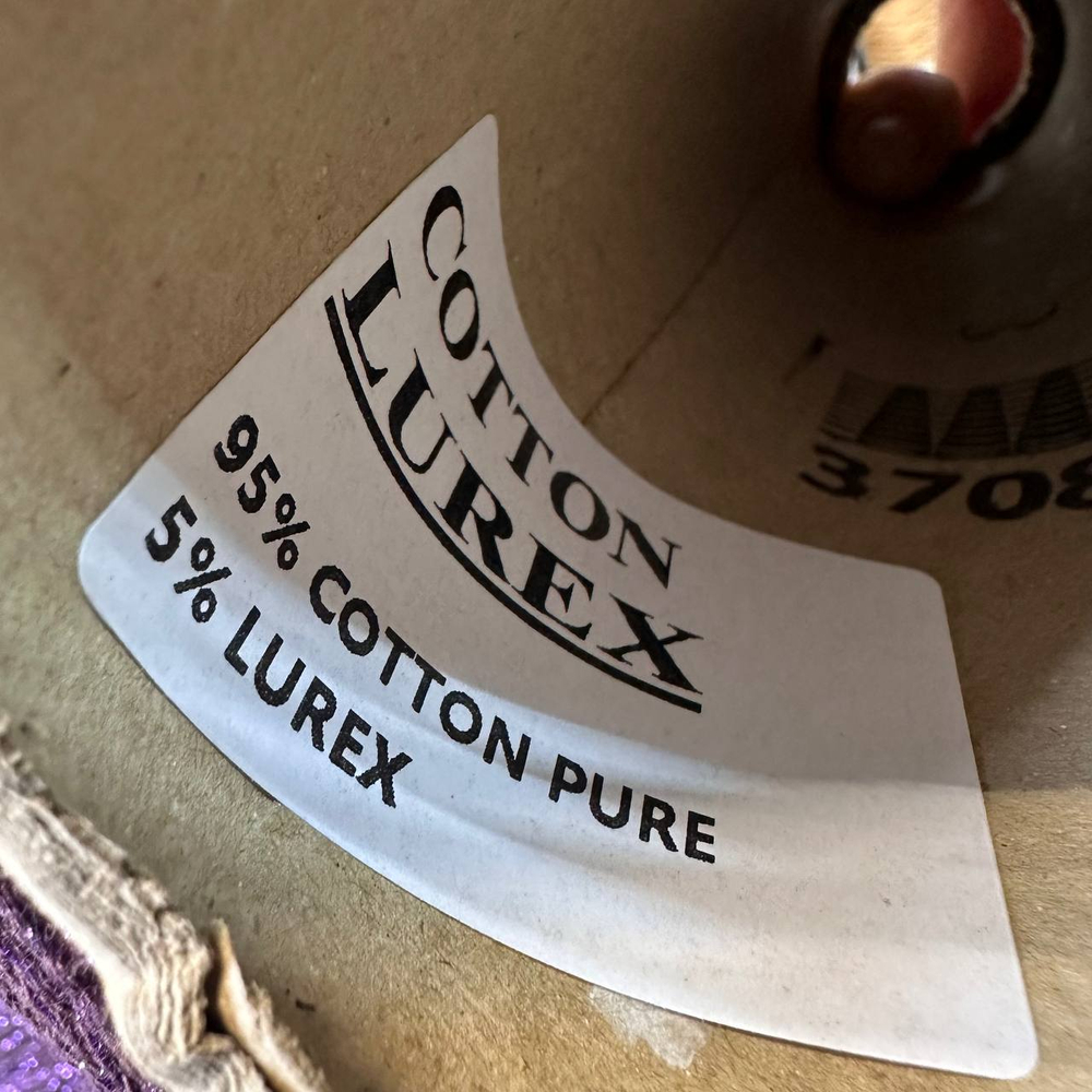 COTTON LUREX; 95% хлопок, 5% люрекс; 400м/100гр; Шнурок; цвет: нить «баклажан», люрекс фуксия