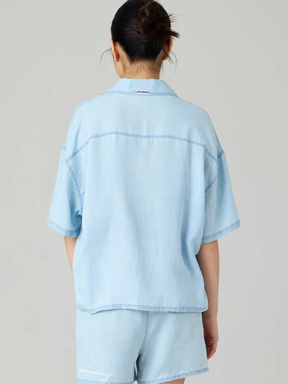 Джинсовая рубашка с двумя карманами с коротким рукавом