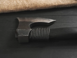 Кованый топор "Брату от брата", гравировка "Скорпион", рукоять черный мореный ясень