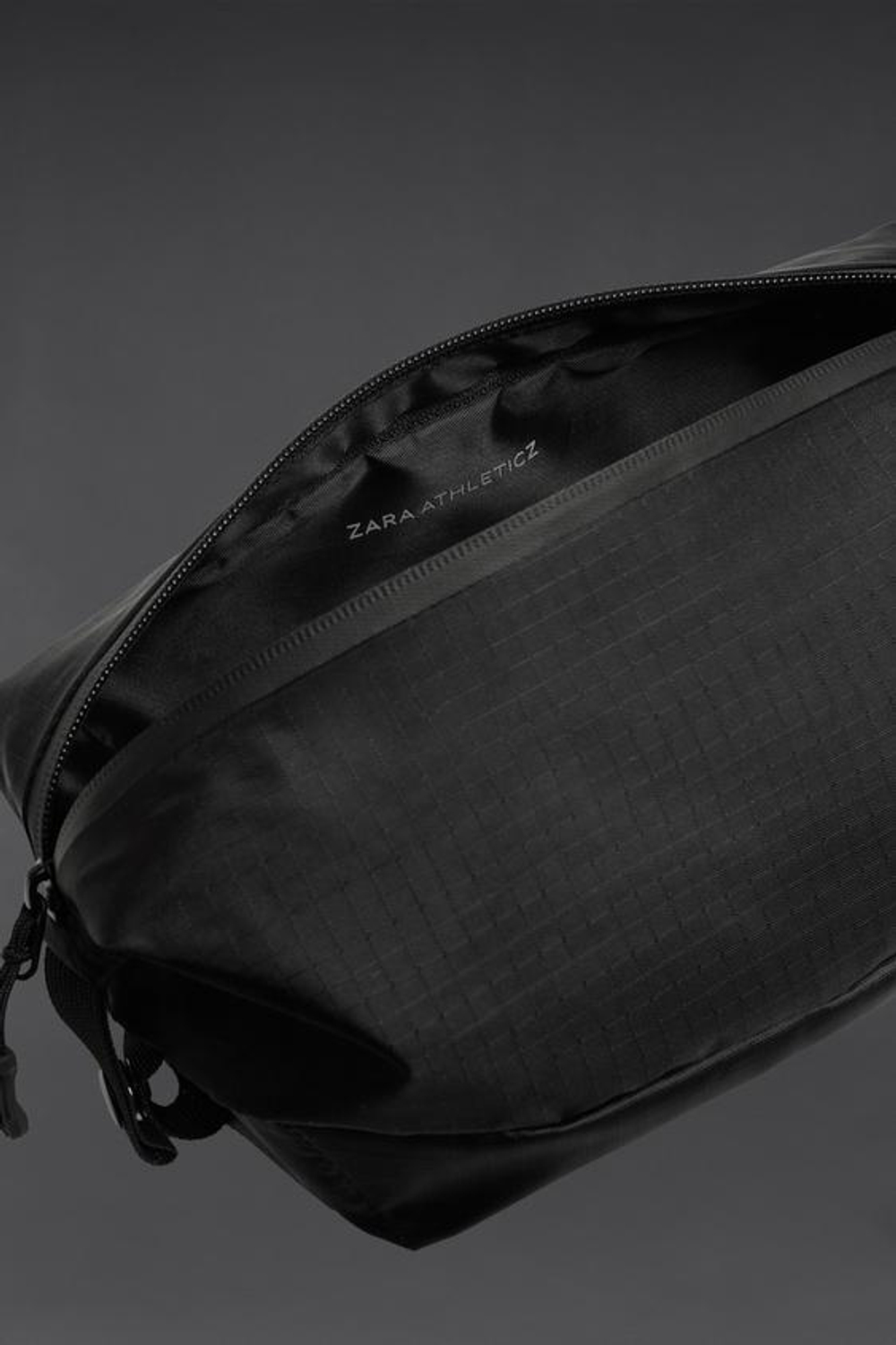 ZARA НЕСЕССЕР ИЗ ВЫСОКОТЕХНОЛОГИЧНОЙ ТКАНИ, ЧЕРНЫЙ