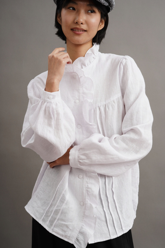 Блузка с рюшами и воротником-стоечкой из белого льна