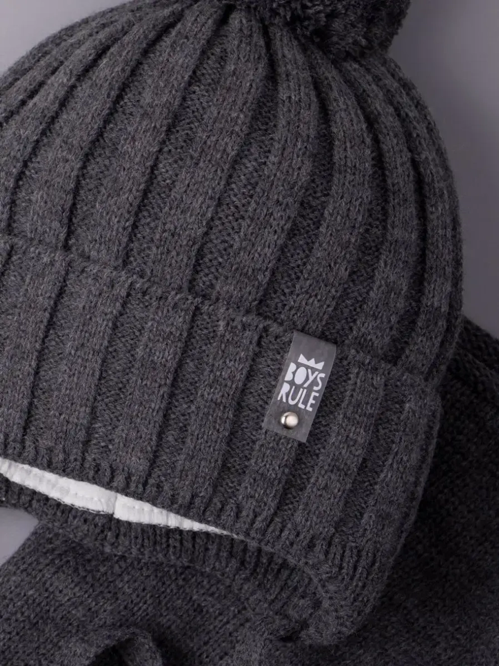 Шапка для мальчика осенняя вязаная и снуд