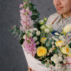 170. Нежный весенний букет с маттиолой и вербой