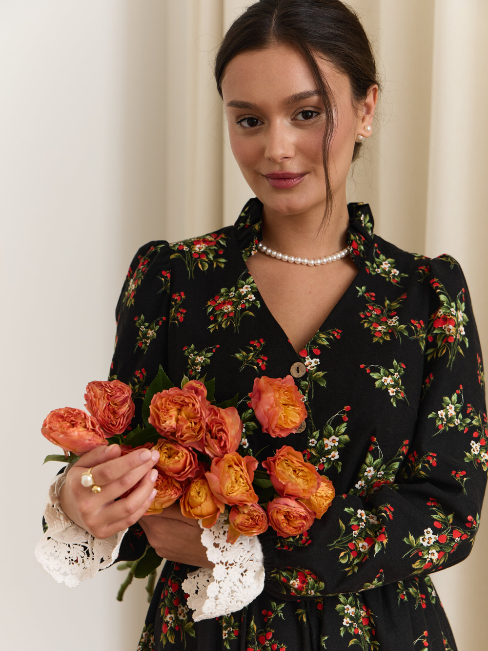 Платье с воротником стойкой