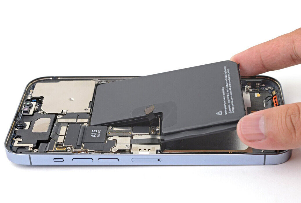 Замена аккумулятора iPhone 13