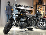 Royal Enfield Super Meteor 650 Astral Black (Base)