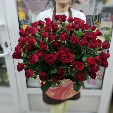 Композиция с кустовыми розами сорта "Mirabel"