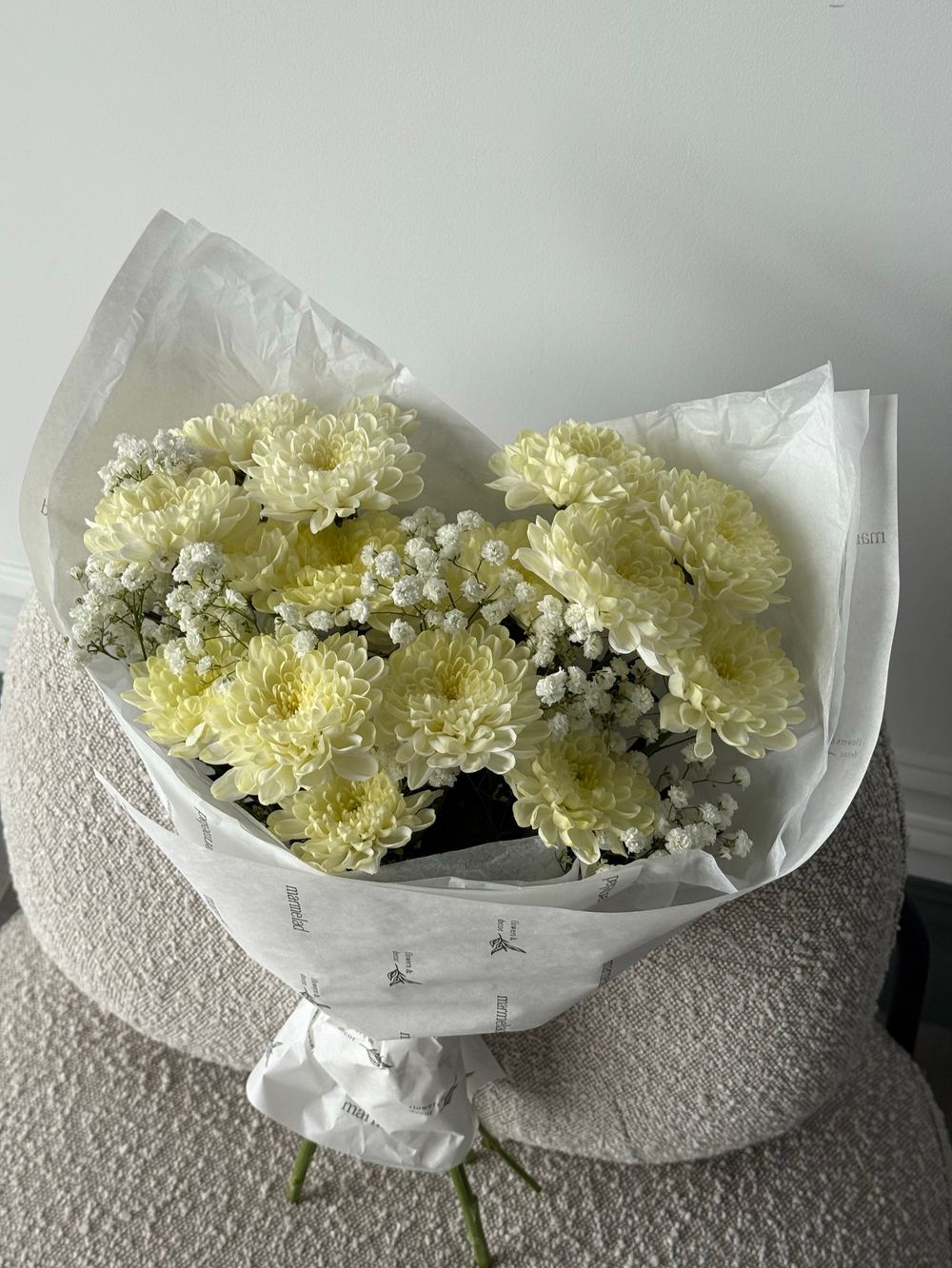 Букет из хризантемы и гипсофилы