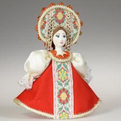 Малая подвесная кукла в круглом кокошнике