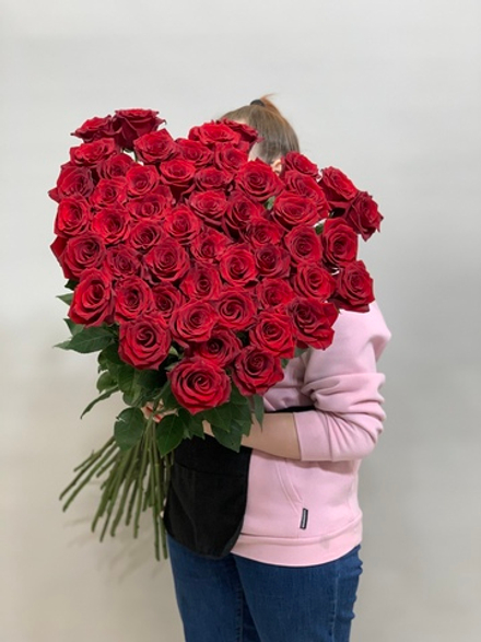 Букет 55 метровых роз красные в ленте