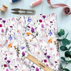 Ткань сатин колокольчики, одуванчики и клевер на белом фоне