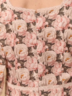 Платье с квадратным вырезом