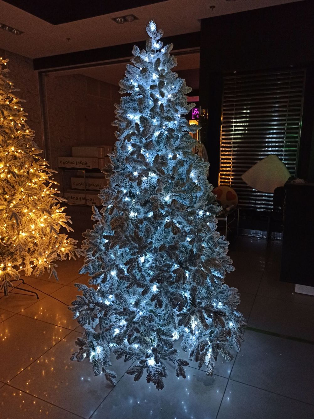 заснеженная елка с встроенной гирляндой, холодный белый. ель Барокко