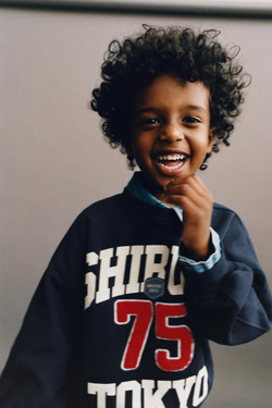 ZARA ТОЛСТОВКА С ТЕКСТОМ И НАШИВКОЙ, СИНИЙ