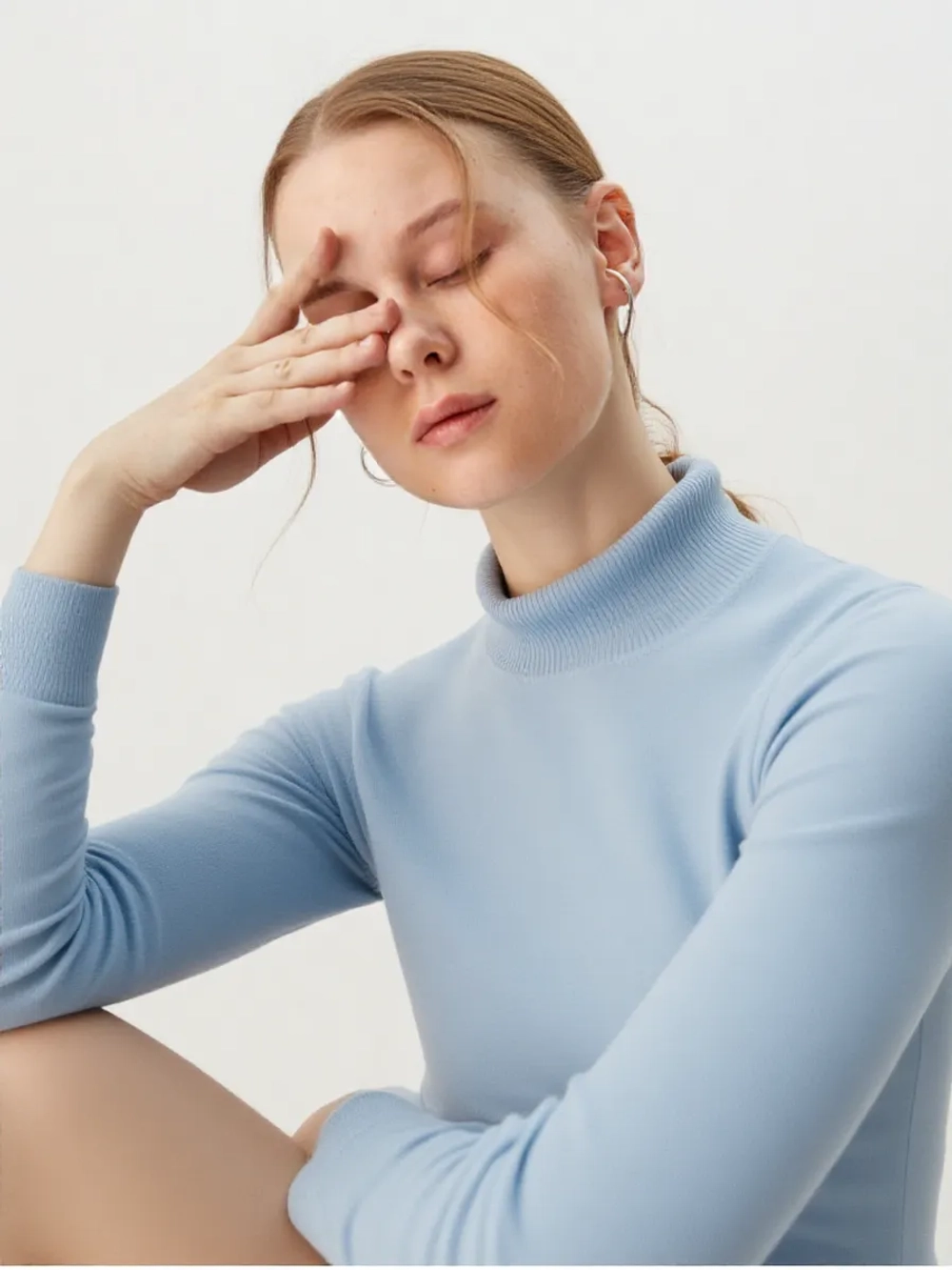 Бадлон с высоким воротом голубой весна 2026