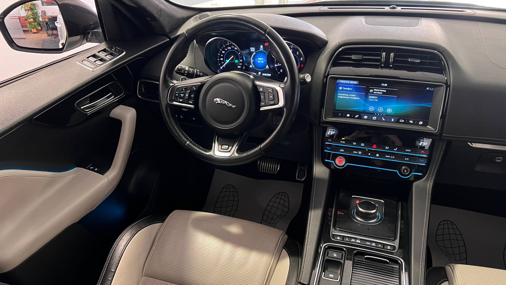 Jaguar F-Pace, 2020 год