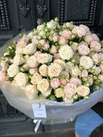 Гранд букет из кустовой пионовидной розы в нежном оттенке