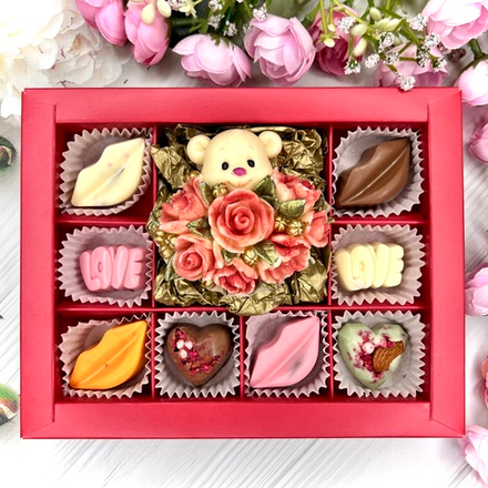 Шоколадный подарок "Мишка с розами" и 10 конфет ручной работы
