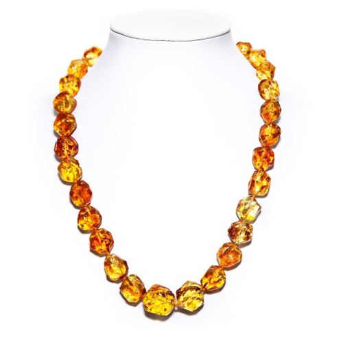 Бусы из цельного натурального янтаря "Кусанка", длина 50 см, бусины до 1,5 см.