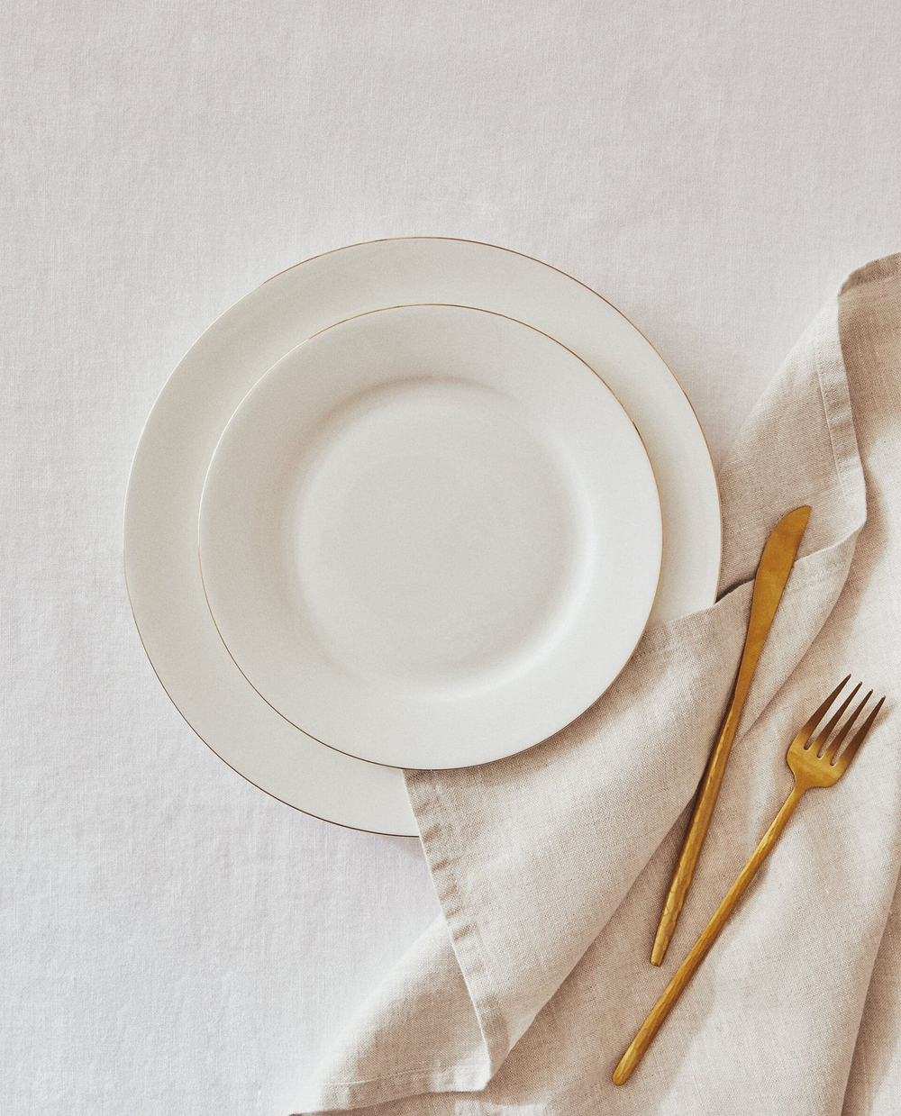 ZARA HOME ДЕСЕРТНАЯ ТАРЕЛКА ИЗ КОСТЯНОГО ФАРФОРА, ЗОЛОТОЙ