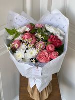 Букет сборный с кустовыми пионовидными розами,хризантемой и ромашкой