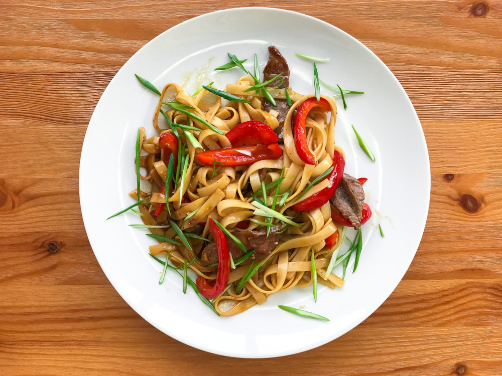Пшеничная лапша с говядиной и перцем