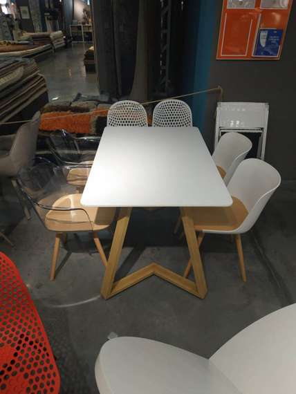 Стул Bjorg Arms с прозрачной спинкой