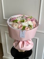 Букет сборный из кустовых пионовидных роз, хелеборуса, аллиума и одноголовых роз