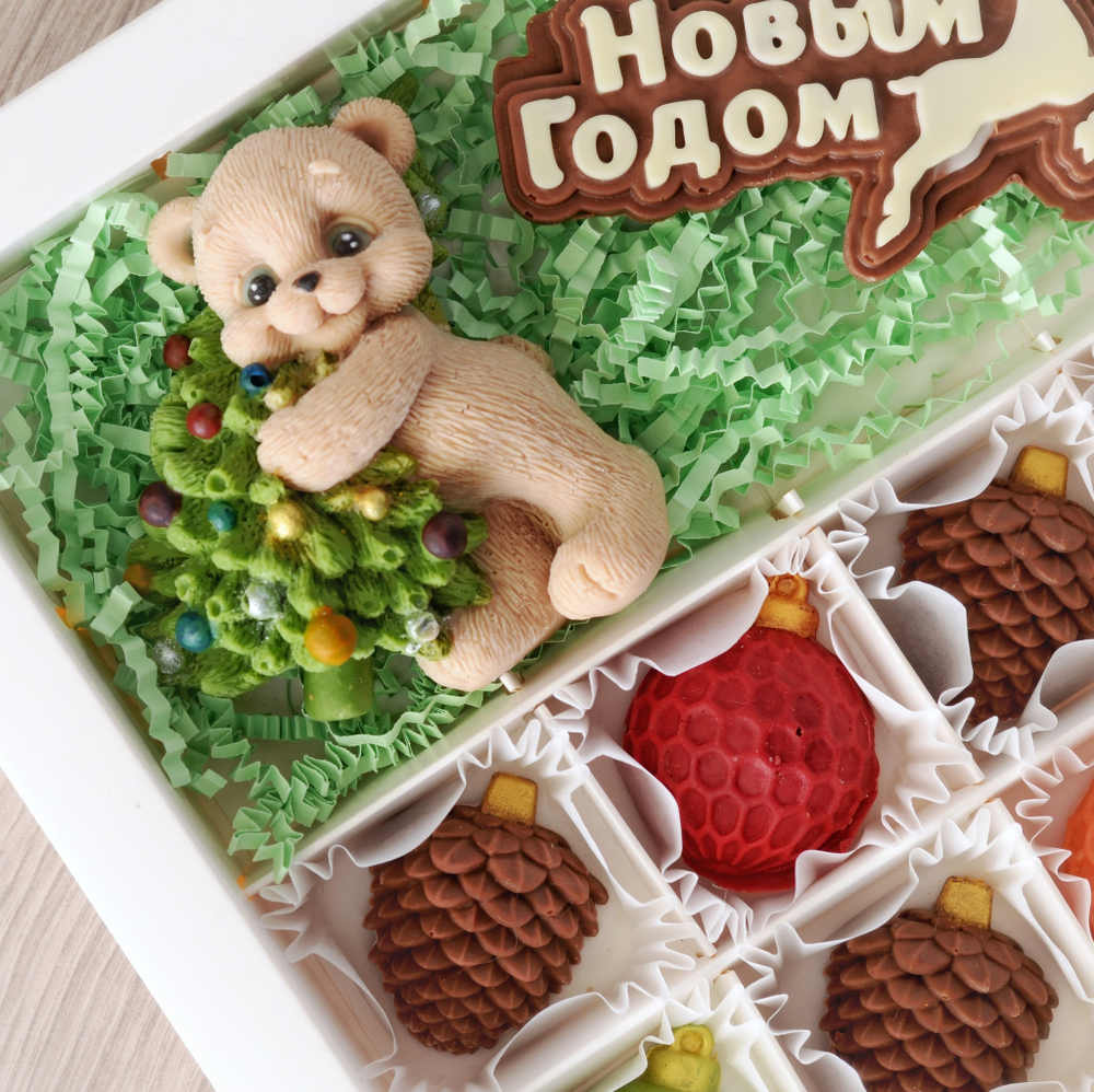 Набор "Мишка с елкой" + 8 конфет и надпись