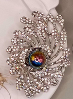 Брошь"Салют"объёмная, из цинкового сплава, с искусственным жемчугом и стразами.