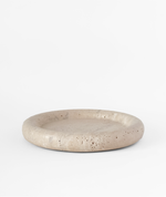 Купить уникальный акцентный круглый поднос из бежевого травертина. Этот классический поднос с минималистичным дизайном отличается скульптурной простотой и украсит любой интерьер. Поднос идеально подойдет для дисплея свечей, парфюмерии и косметики, ювелирных изделий, ваз, мыла ручной работы, солонок и перечниц.