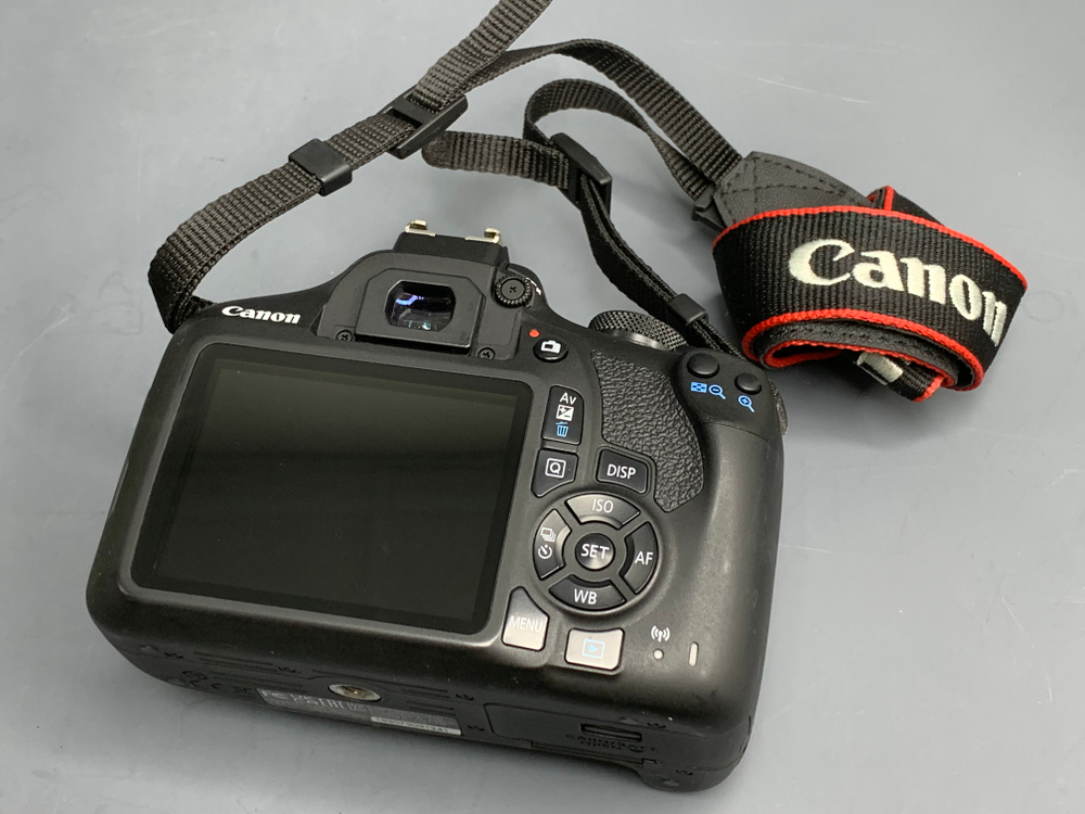 Canon EOS 2000D Kit 18-55mm 3.5-5.6 III 400 кадров