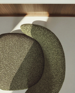 Полубарный стул Ciselia из темно-зеленого шенилла с ножками из ясеня в отделке орех