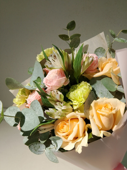 Летний солнечный букет с танацетумом и ароматными пионами Сара Бернард (С0034)