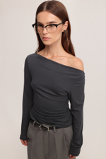 Лонгслив с асимметричным вырезом