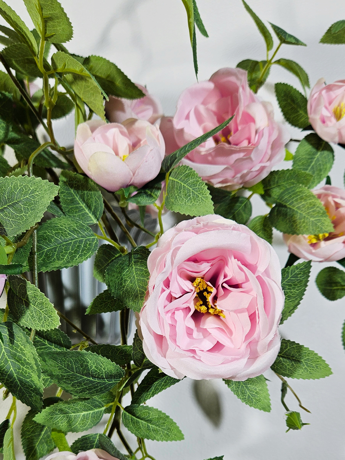 Искусственные цветы Камелия лиловая в настенном кашпо