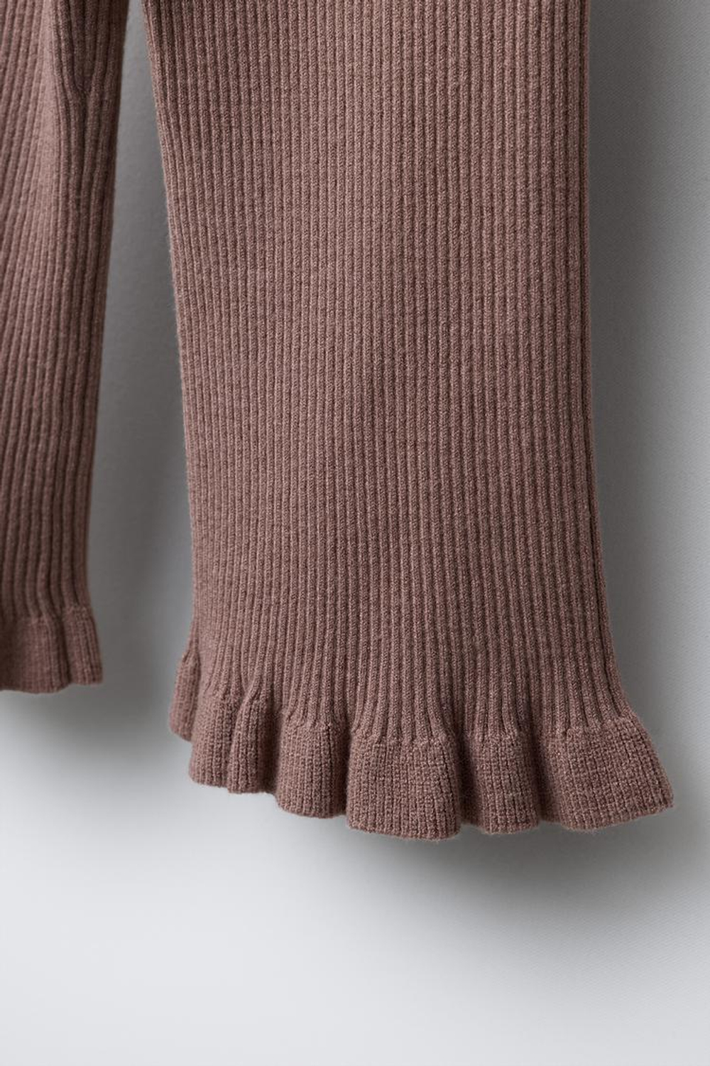 ZARA ТРИКОТАЖНЫЕ БРЮКИ С ВОЛАНАМИ, ПУДРОВО-РОЗОВЫЙ