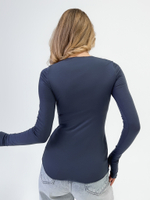 Лонгслив 2024 однотонный с вырезом под палец