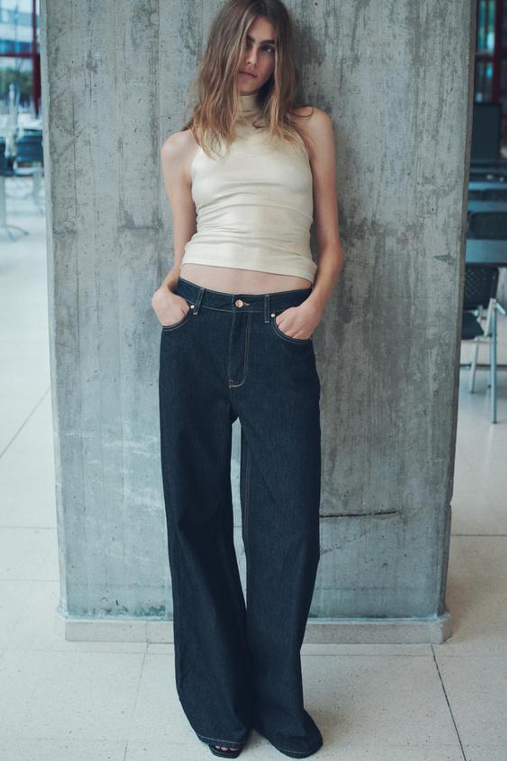 ZARA ТОП ИЗ РЕЛЬЕФНОЙ ТКАНИ С ГОРЛОВИНОЙ ХАЛТЕР, ЗОЛОТОЙ