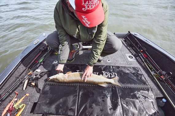 Мат мерный для рыбы Lucky John BBS 132х64см